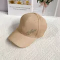 Detail der beigen Baseballkappe mit Strasssteinen und einer edlen Blatt-Brosche mit Steinen - Erwachsenengröße (Verstellbar) / Khaki