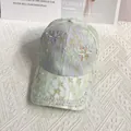 Détail de la casquette en dentelle vert clair avec bordure perlée et fleurs 3D - Taille Adulte (Réglable) / Vert