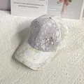 Detail der lila Spitzen-Baseballkappe mit weißen Perlen am Schirm und Kristallblumen - Erwachsenengröße (Verstellbar) / Weiß