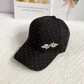 Detail einer schwarzen Baseballkappe mit Strass-Blattdekor und weißen Punkten - Erwachsenengröße (Verstellbar) / Schwarz