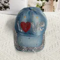 Détail du logo LOVE en strass et bordure en cristal sur casquette en jean vintage - Adulte Réglable / Style de Coeur Rouge LOVE / Rose bonbon