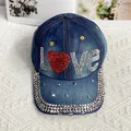 Vue détaillée de la casquette en jean avec motif LOVE en strass et cœur brillant - Adulte Réglable / Style de Coeur Rouge LOVE / Bleu clair
