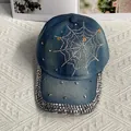 Gros plan sur une casquette en jean avec motif toile d'araignée en strass et broderie - Adulte Réglable / Style Toile d'Araignée / Rose bonbon
