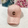 Vista dettagliata del cappellino rosa con strass, logo C dorato e finitura scintillante - Rosa Con Logo C / Adulto, Regolabile