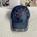 Détail d'une casquette en denim avec motifs de toile d'araignée en strass brillants - Adulte Réglable / Style Toile d'Araignée / Bleu clair