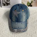 Détail du motif étoile en strass étincelants et clous métalliques sur casquette en jean - Adulte Réglable / Style Étoile / Rose bonbon