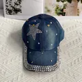Détail de l'étoile en strass et visière ornée sur casquette de baseball en denim délavé - Adulte Réglable / Style Étoile / Bleu clair