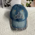 Détail d'une couronne en strass étincelants sur une casquette en denim bleu délavé vintage - Adulte Réglable / Style Couronne / Rose bonbon