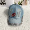 Détail de la casquette en jean bleu clair avec lettrage LOVE en strass et cristaux brillants - Adulte Réglable / Style de Lèvres Rouges LOVE / Rose bonbon