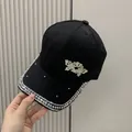 Berretto da baseball in raso jacquard nero con farfalla di strass e visiera decorata - Taglia Adulto (Regolabile) / Nero