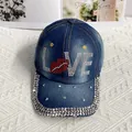 Détail des lettres LOVE en strass et motif lèvres rouges sur casquette en jean - Adulte Réglable / Style de Lèvres Rouges LOVE / Bleu clair