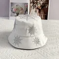 Detailopname van een witte katoenen vissershoed met zilveren strass steentjes in spinnenwebpatroon - M (56-58cm) / Wit