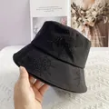 Detailopname van een zwarte vissershoed met glanzend strass-spinnenwebpatroon - M (56-58cm) / Zwart