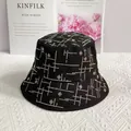 Detail eines schwarzen Fischerhuts mit bunten Strass-Gittermustern und floralen Akzenten - M(56-58cm) / Schwarz Irisierender Strass