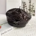 Detalle de boina negra de lentejuelas con un brillante lazo de pedrería plateada elegante - M (56-58cm) / Negro