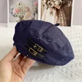 Detailansicht der blauen Jeans-Baskenmütze mit Silberglitzer und Lederschnallen - L (56-60cm) / Marineblau