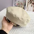 Detail van beige baret met stras-vlindergesp en zilveren glittertextuur - L (56-60cm) / Beige
