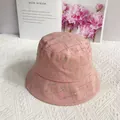 Detail eines rosa Fischerhuts aus Baumwolle mit goldenem Strassmuster auf weißem Tisch - M(56-58cm) / Rosa Irisierender Strass