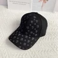 Detailaufnahme einer schwarzen Baseballkappe mit weißem Buchstaben- und Sternmuster - Erwachsenengröße (Verstellbar) / Schwarz