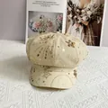 Dettaglio del berretto beige con rete, paillettes dorate e ricami a stella - L (55-60cm) / Champagne