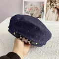 Detail van de strass vlindergesp en metalen band op de donkerblauwe denim baret - L (56-60cm) / Marineblauw