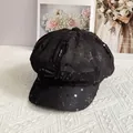 Dettaglio cappello baker boy nero in mesh con paillettes scintillanti e stelle - L (55-60cm) / Nero