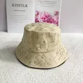 Detailaufnahme des beigen Anglerhuts mit funkelnden grünen Strasssteinmustern - M(56-58cm) / Beige mit bunten Diamanten