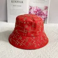 Detail eines roten Anglerhuts mit goldenen Strasssteinen neben Kinfolk-Magazin - M(56-58cm) / Rot Irisierender Strass