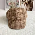 Detalle de gorra estilo inglés a cuadros con remaches metálicos dorados brillantes - L / Caqui
