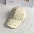 Nahaufnahme einer beigen Baseballkappe mit funkelnden Strass-Buchstabenmustern P und N - Erwachsenengröße (Verstellbar) / Beige