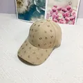 Dettaglio del berretto da baseball kaki con motivi a stella di strass e ricamo B - Taglia Adulto (Regolabile) / Cachi