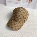 Dettaglio del cappellino kaki con motivi monogramma ZD e strass scintillanti applicati - Taglia Adulto (Regolabile) / Cachi