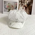 Dettaglio di ricami con stelle argentate e paillettes su berretto bianco mesh - L (55-60cm) / Bianco