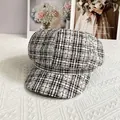 Detalle de gorra de cuadros británica con diamantes de imitación brillantes y diseño retro - L / Negro