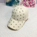 Dettaglio cappellino crema con motivi di stelle e numeri 8 in strass scuri - Taglia Adulto (Regolabile) / Beige