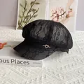 Detail der schwarzen floralen Spitzen-Newsboy-Mütze mit Strass-Herz-Akzent - M (56-58cm) / Schwarz