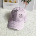 Detalle de gorra de béisbol satinada lavanda con encaje floral y flores de pedrería - Ajustable / Púrpura