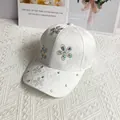 Detalle de gorra de béisbol de satén blanco con bordado floral y diamantes de colores - Ajustable / Blanco