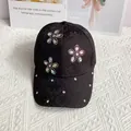 Primer plano de gorra de béisbol de satén negro con flores de cristal brillantes - Ajustable / Negro