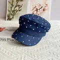 Dettaglio del cappello militare in denim blu con borchie argentate su fondo bianco - M (56-58cm) / Blu con strass argentati