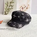 Dettaglio dei motivi a stella di strass su un berretto militare nero in tela con stelle - M（56-58cm） / Nero