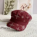 Dettaglio del cappello militare rosso vino con stelle di strass argentati brillanti - M（56-58cm） / Borgogna