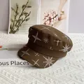 Détail d'une casquette gavroche marron en coton ornée d'étoiles en strass étincelantes - M (56-58cm) / Café