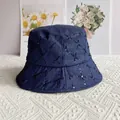 Detailansicht eines gesteppten Denim-Anglerhutes mit schwarzen Pailletten und Perlennetz - M / Marineblau
