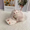 Dettaglio cappellino in tweed rosa con fiori di paillettes e fibbia a farfalla - Adulto / Regolabile / Rosa