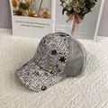Dettaglio cappello baseball in tweed con paillettes viola, farfalla d'oro e rete - Adulto / Regolabile / Grigio
