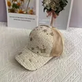 Dettaglio cappello baseball in tweed con paillettes champagne e farfalla decorativa - Adulto / Regolabile / Beige