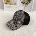 Dettaglio del tessuto in tweed e farfalla di strass sulla berretta in mesh - Adulto / Regolabile / Nero