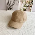 Dettaglio del cappellino in peluche cammello con fiocco dorato e perla raffinata - Taglia Adulto (Regolabile) / Cachi