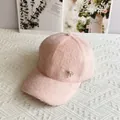Dettaglio cappello baseball rosa in peluche con fiocco dorato e ciondolo di perle - Taglia Adulto (Regolabile) / Rosa
